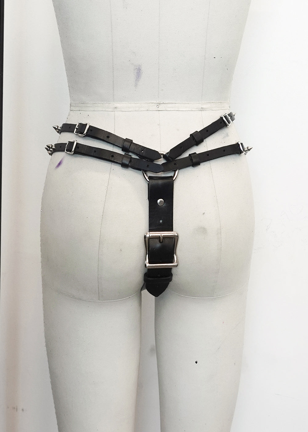 SAMPLE H34 - Z-String Thong Spiked - M